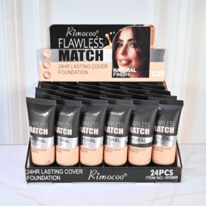 Set de tres tubos de base mate Rimocoo con acabado natural, SPF 30, en exhibidor con empaque que muestra modelo y texto "Flawless Match".
