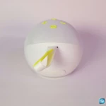Parlante Bluetooth Alaxe Pro Max en color blanco con detalles amarillos, diseño esférico y asa integrada para transporte.