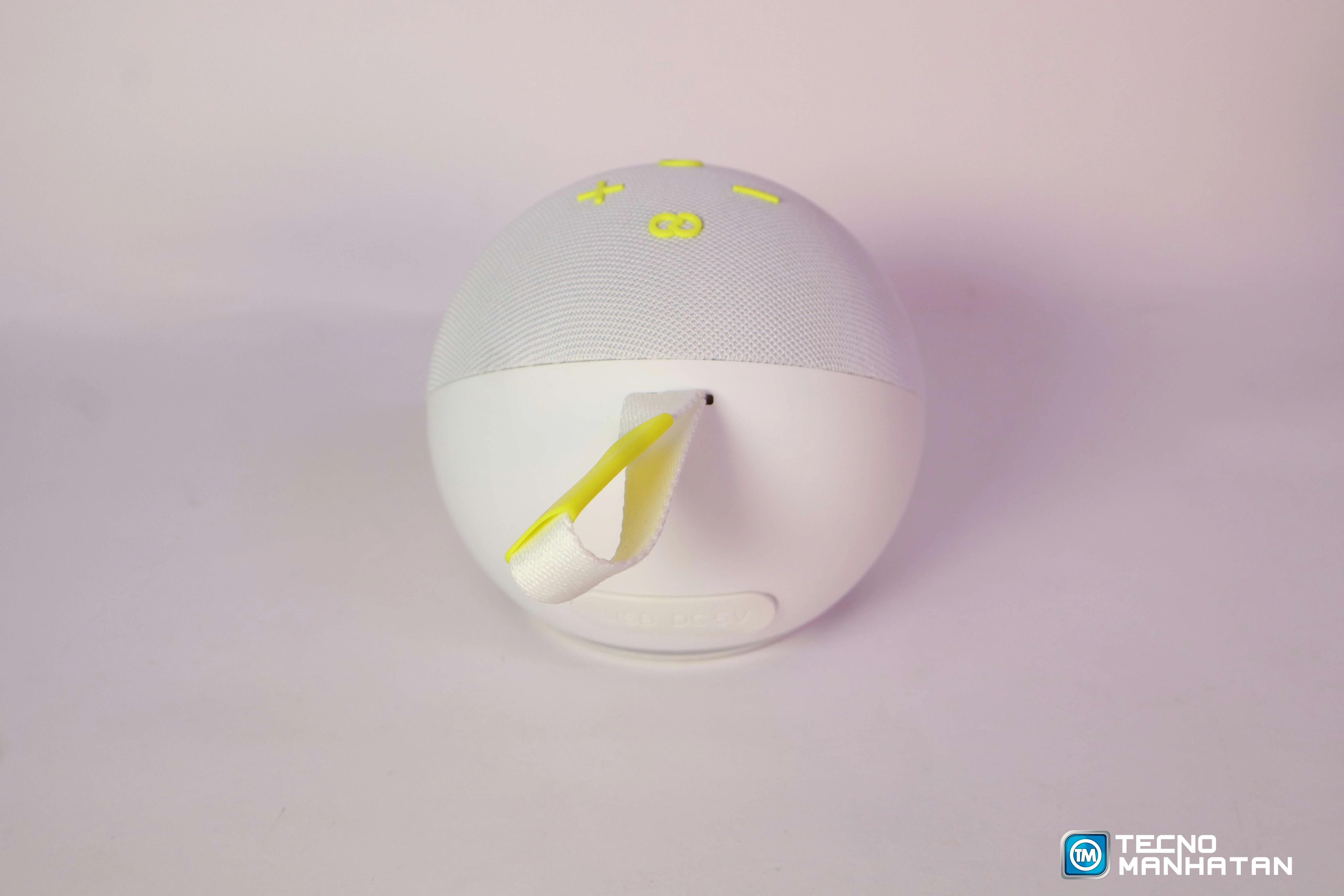 Parlante Bluetooth Alaxe Pro Max en color blanco con detalles amarillos, diseño esférico y asa integrada para transporte.