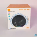 Caja del parlante Bluetooth Alaxe Pro Max, color blanco con detalles en naranja y azul. Muestra el producto negro con luces LED multicolor, resistente al agua y con batería de larga duración.