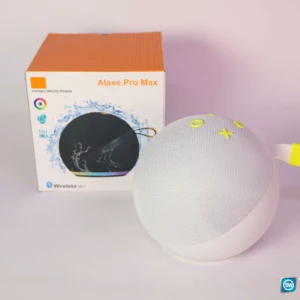 Parlante Bluetooth Alaxe Pro Max en color blanco, con luces LED visibles y asa amarilla, junto a su caja de presentación.