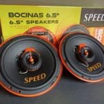 Dos parlantes automotrices Speed de 6.5 pulgadas, color negro con detalles naranjas, montados sobre una caja amarilla que indica 500W.