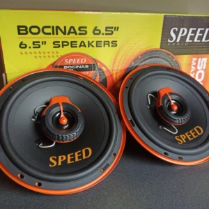 Dos parlantes automotrices Speed de 6.5 pulgadas, color negro con detalles naranjas, montados sobre una caja amarilla que indica 500W.