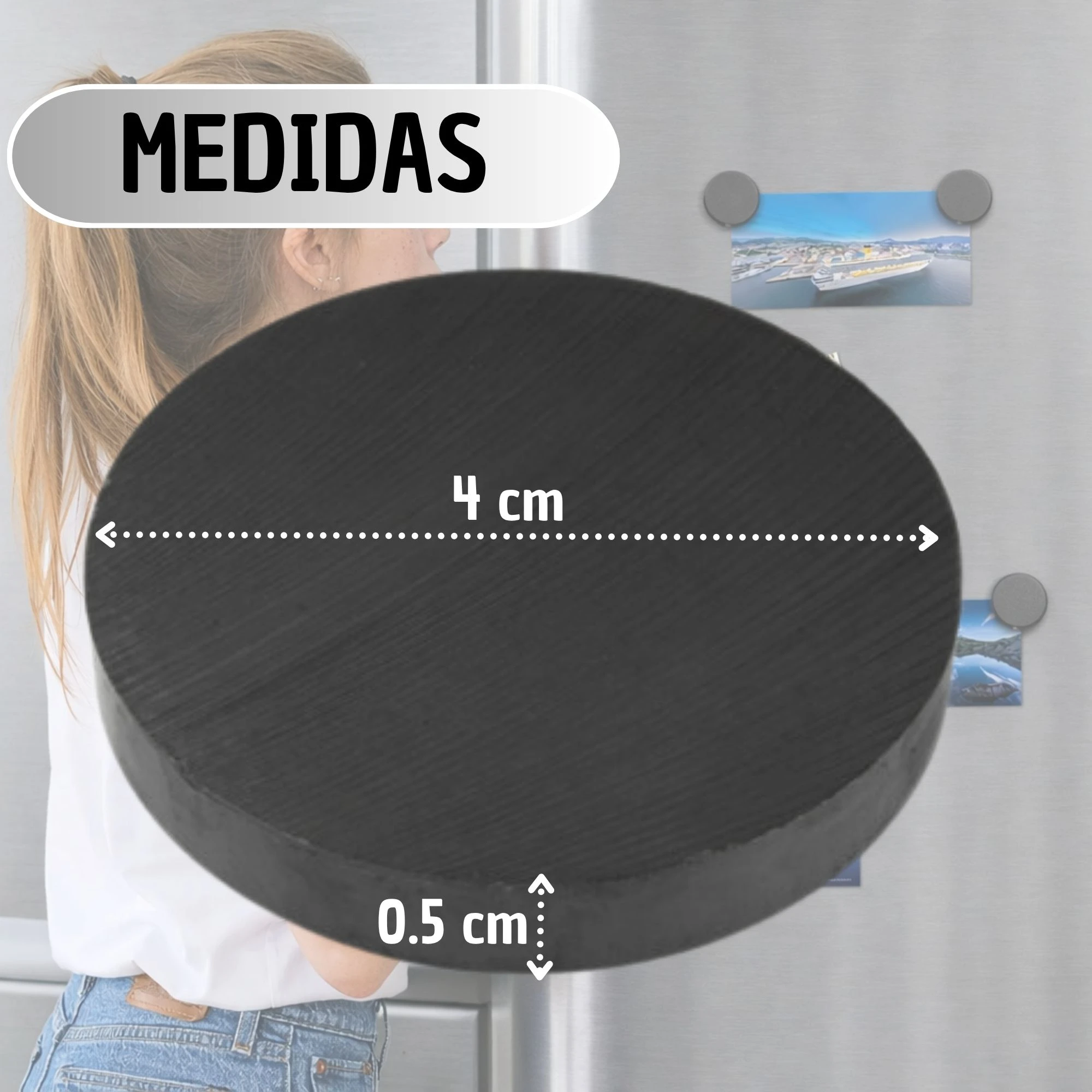Imán redondo negro de 4 cm de diámetro y 0.5 cm de grosor, con textura mate, diseñado para fijar notas o documentos en superficies metálicas como refrigeradores.