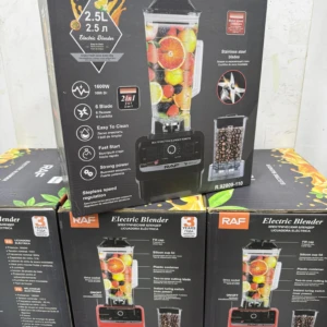 Licuadora eléctrica RAF de 2.5 litros con base negra y jarra transparente, mostrando frutas dentro. Caja principal con detalles de potencia y accesorios incluidos.