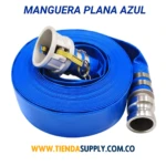 Manguera plana azul de 1 1/2 pulgadas con conectores metálicos y refuerzo de poliéster, enrollada y lista para uso en transferencia de agua.