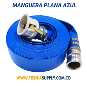 Manguera plana azul de 1 1/2 pulgadas con conectores metálicos y refuerzo de poliéster, enrollada y lista para uso en transferencia de agua.