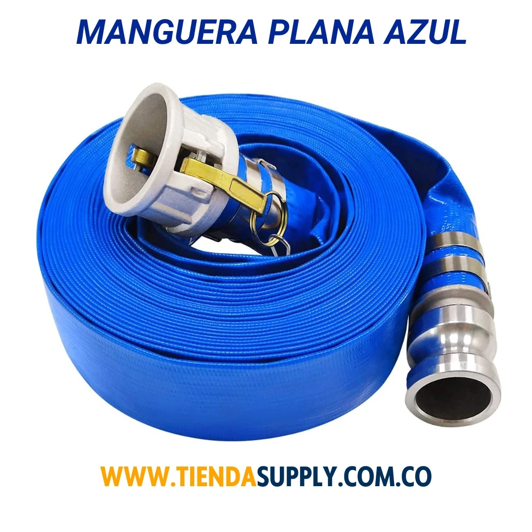 Manguera plana azul de 1 1/2 pulgadas con conectores metálicos y refuerzo de poliéster, enrollada y lista para uso en transferencia de agua.