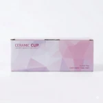 Caja de cerámica con diseño geométrico en tonos rosa y blanco, mostrando el texto "Ceramic Cup" y "I love you even more than that".
