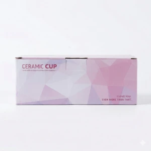 Caja de cerámica con diseño geométrico en tonos rosa y blanco, mostrando el texto "Ceramic Cup" y "I love you even more than that".