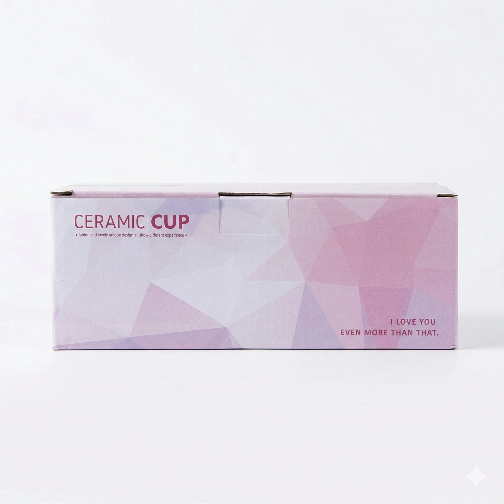 Caja de cerámica con diseño geométrico en tonos rosa y blanco, mostrando el texto "Ceramic Cup" y "I love you even more than that".