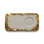 Bandeja rectangular de cerámica con borde dorado texturizado y centro blanco rugoso, con incisión circular para taza.