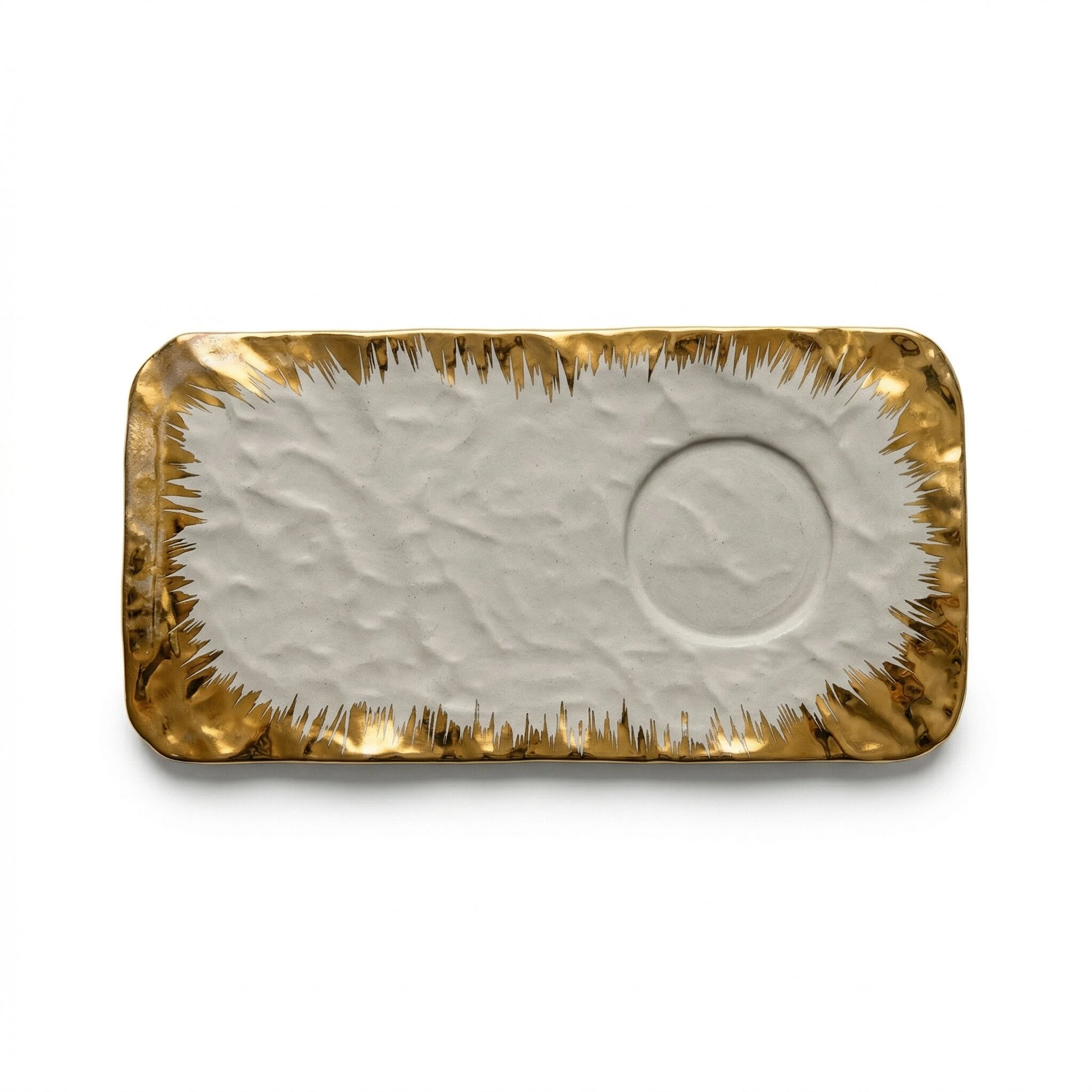 Bandeja rectangular de cerámica con borde dorado texturizado y centro blanco rugoso, con incisión circular para taza.