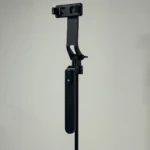 Trípode P205 negro con brazo extensible y soporte para smartphone, mostrando control Bluetooth y mango ergonómico.