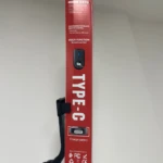 Empaque rojo del trípode P205 con control Bluetooth y brazo extensible, mostrando puerto Type-C y detalles de carga.