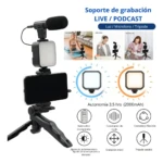 Soporte de grabación con micrófono y luz LED integrado, montado en trípode. Incluye pantalla para smartphone, micrófono externo y luz frontal ajustable. Ideal para podcast, videos y transmisiones en vivo.