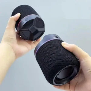 Dos parlantes Bluetooth M25 negros con malla texturizada y detalles en morado, mostrando la parte superior con controles y la base circular.