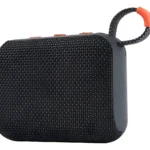 Parlante Bluetooth G04 compacto en color negro con textura tejida, mango naranja y botones visibles en la parte superior.