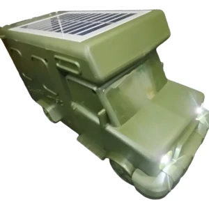 Parlante J-Ipok P818 color verde oliva con panel solar en la parte superior, luces frontales encendidas y diseño compacto para uso al aire libre.