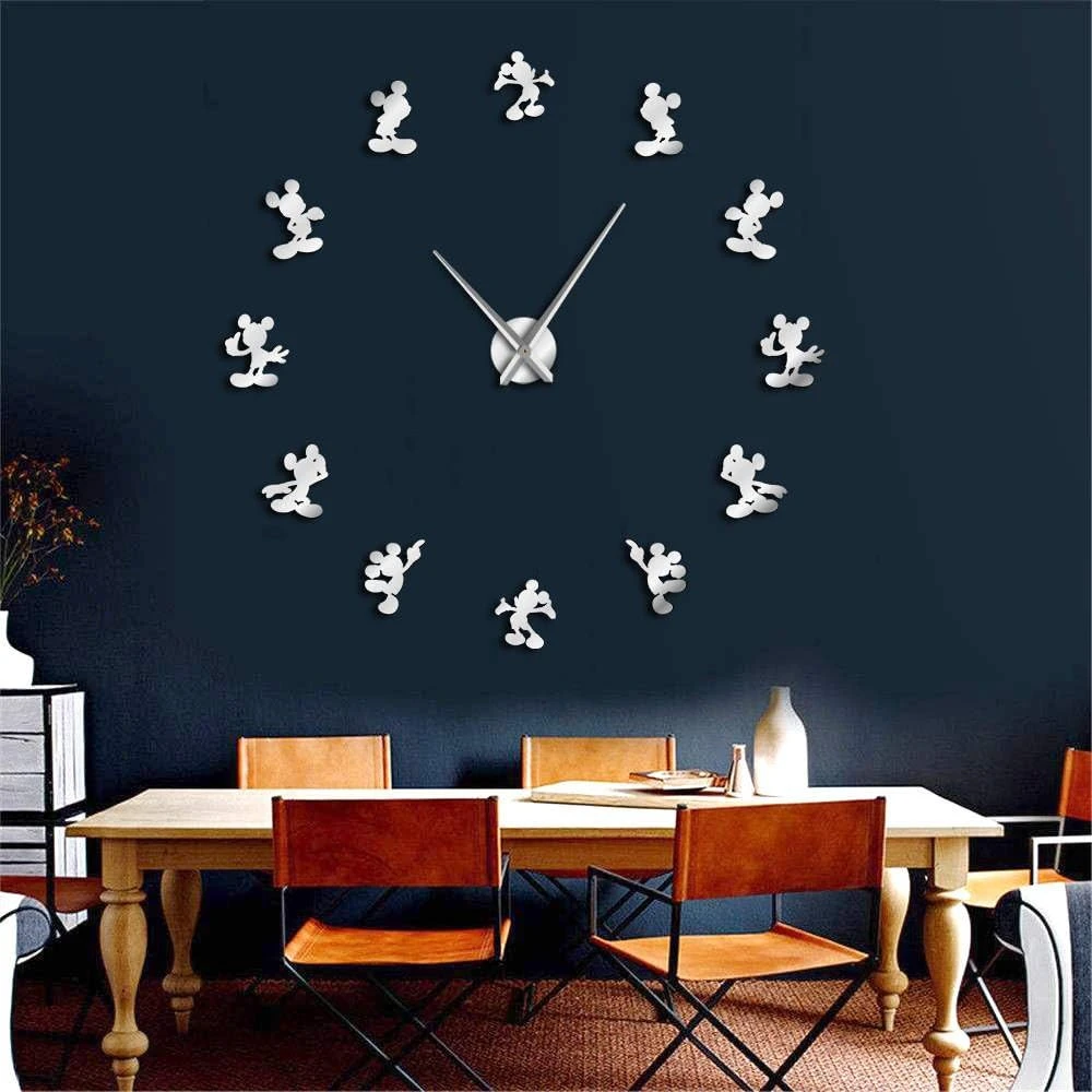Reloj de pared con figuras de Mickey Mouse en acrílico reflectante, sobre fondo azul oscuro, en sala de comedor con mesa y sillas.