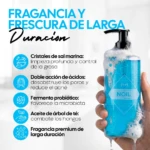 Botella de gel de ducha azul con bomba negra, espuma blanca cayendo sobre la mano que la sostiene; etiqueta frontal con logo Noil y texto legible.