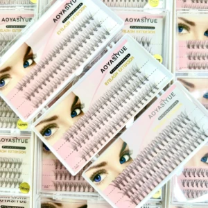 Cuatro paquetes de pestañas punto a punto 2D de la marca AOYASTYUE, con diseño rosa y detalles en azul, mostrando pestañas individuales organizadas por densidad.