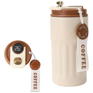 Termo térmico de viaje color crema con tapa marrón, display digital que muestra 26°C y etiqueta colgante con texto COFFEE.