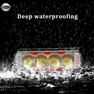 Barra LED Federal con cuatro lupas amarillas y detalles rojos, resistente al agua, sobre fondo oscuro con efecto de lluvia.