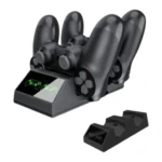 Base cargadora doble para control PS4 en color negro mate, con dos mandos insertados y panel frontal con indicadores LED verdes; incluye soporte adicional desmontable.