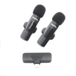 Dos micrófonos de solapa N8 Plus tipo C en color negro con funda de espuma y clip, junto con su adaptador USB-C.