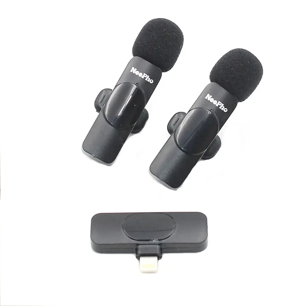 Dos micrófonos de solapa N8 Plus tipo C en color negro con funda de espuma y clip, junto con su adaptador USB-C.