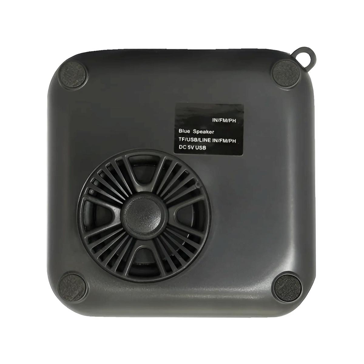 Mini parlante Bluetooth negro mostrando panel frontal con radio FM, controles táctiles y puerto de carga USB-C.