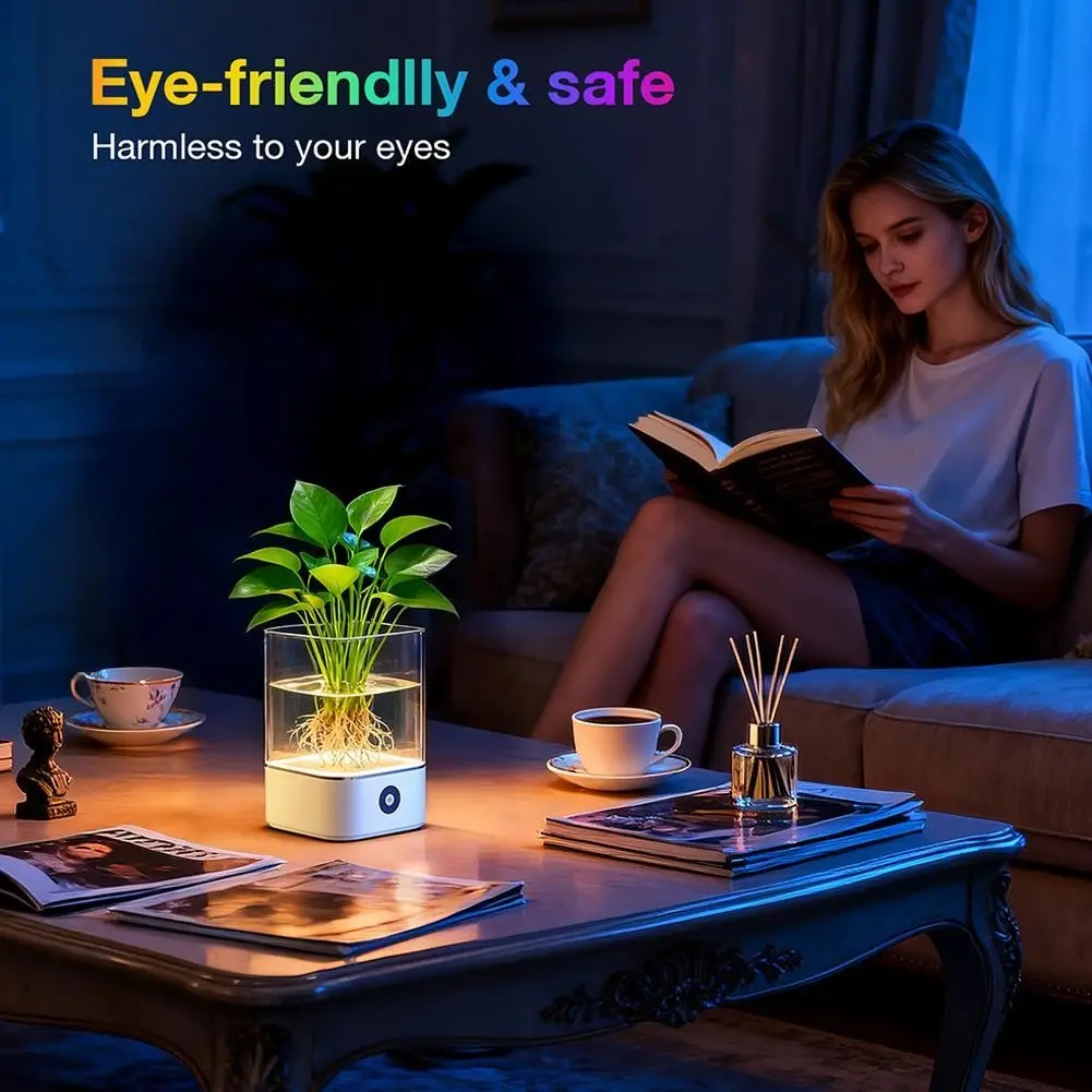 Lámpara acuario con planta hidropónica en maceta transparente, base blanca y luz cálida, sobre mesa de centro en sala con mujer leyendo.
