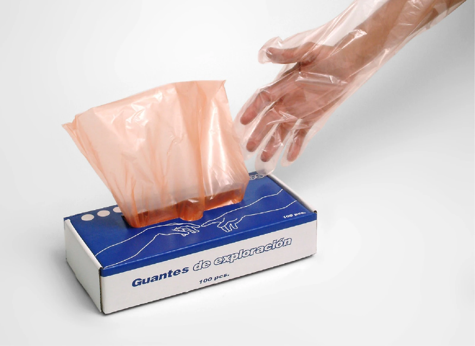Guante de exploración obstétrica EVA sin polvo, color rosa translúcido, en caja azul con texto blanco. Mano humana retirando guante individual del paquete abierto, mostrando textura flexible y diseño ergonómico para uso médico.