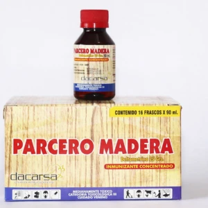 Bote de insecticida Parcero Madera con Deltametrina, 90 ml, sobre caja de cartón con 16 frascos. Etiqueta azul y roja, tapa roja.