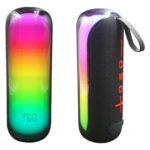 Parlante Bluetooth mini con luces RGB dinámicas, vista frontal y lateral mostrando acabado negro texturizado y detalles en rojo.