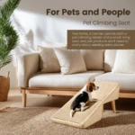 Rampa plegable antideslizante beige para mascotas, con perro beagle subiendo al sofá en sala moderna.
