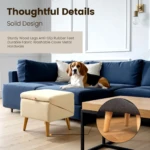 Sofá azul con perro beagle acostado, acompañado de taburete beige y mesa de centro. Detalle de patas de madera con goma antideslizante. Diseño sólido y funcional para mascotas.