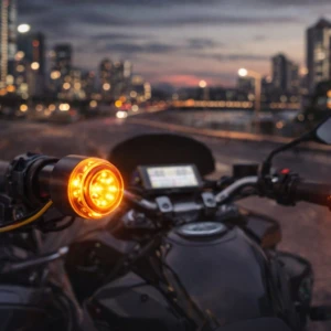 Dos luces LED naranjas montadas en los manubrios de una motocicleta, activadas en escena urbana nocturna con ciudad de fondo desenfocada.