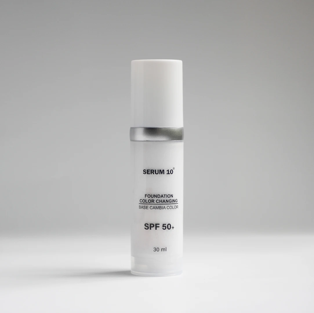 Serum 10 Foundation color changing SPF 50+, presentación de 30 ml, envase blanco con tapa y banda metálica, fondo neutro.