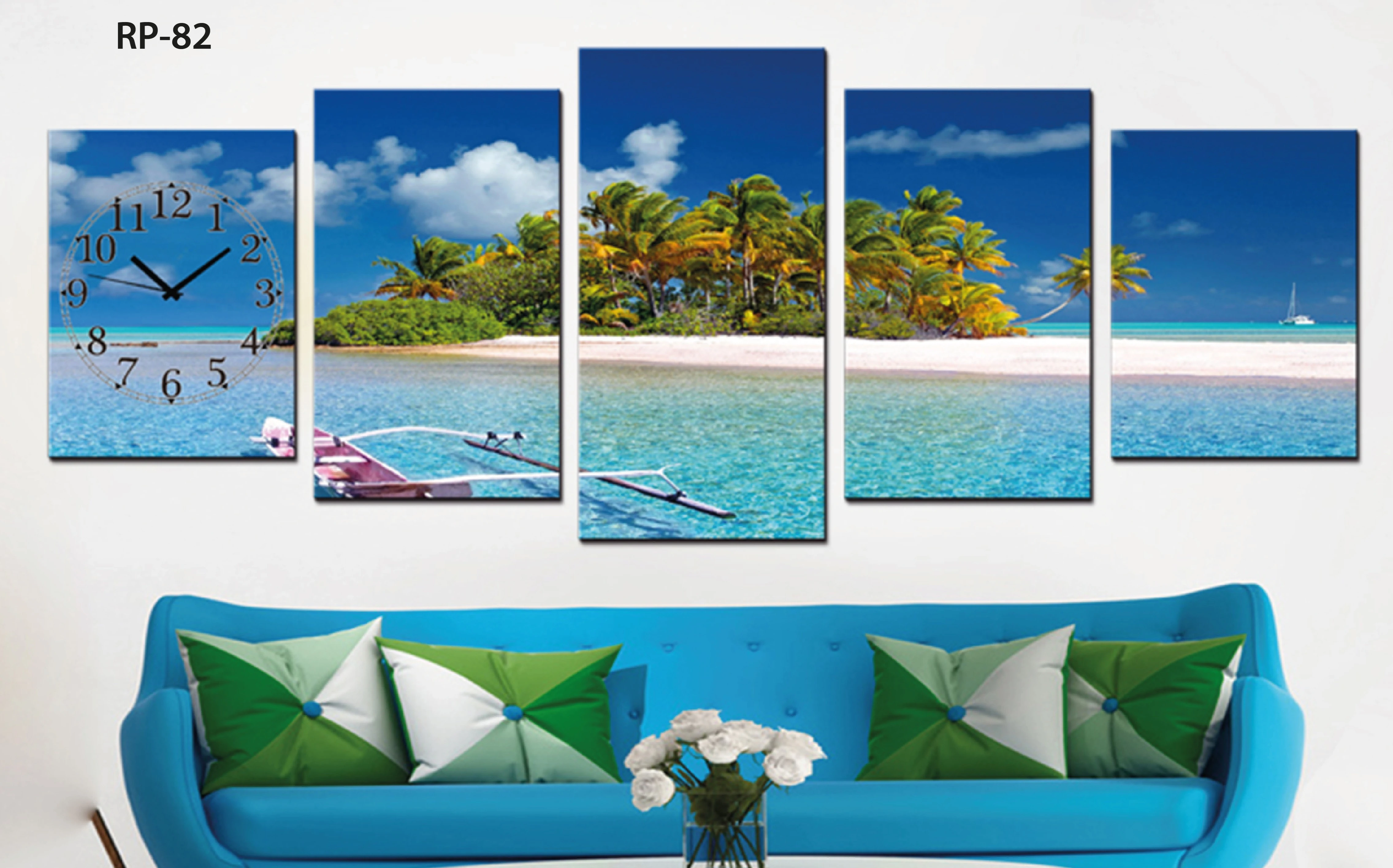 Reloj políptico de cinco paneles con paisaje marino tropical, cielo azul, palmeras y botes en aguas turquesas, sobre sofá azul con cojines verdes.