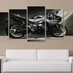 Reloj de pared de cinco paneles con diseño de motocicleta negra y detalles dorados, montado sobre sofá blanco en sala.