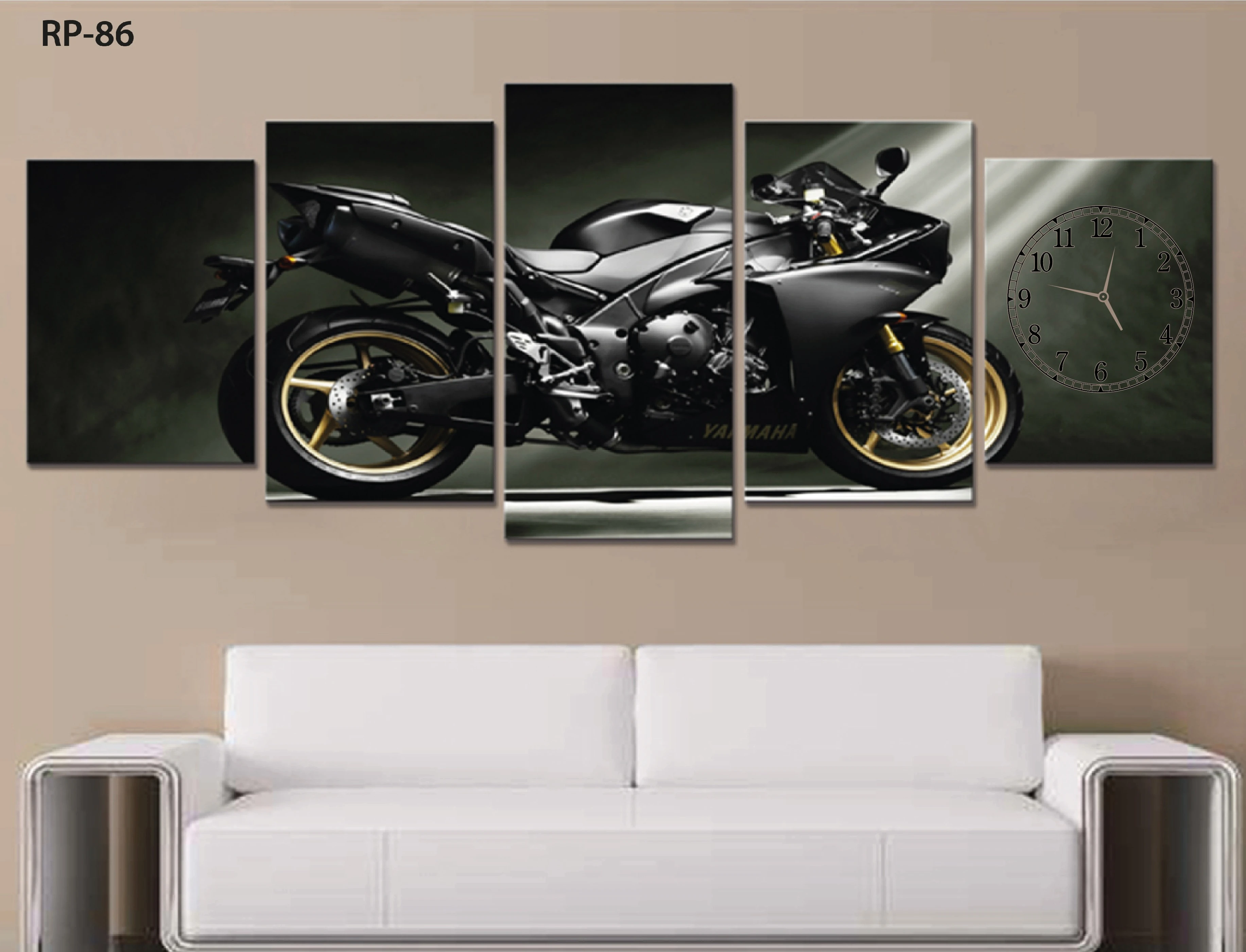 Reloj de pared de cinco paneles con diseño de motocicleta negra y detalles dorados, montado sobre sofá blanco en sala.