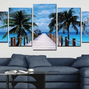 Reloj políptico de cinco paneles con paisaje marino, palmeras y pasarela de madera sobre fondo azul claro. Incluye esfera horaria integrada en el panel derecho.