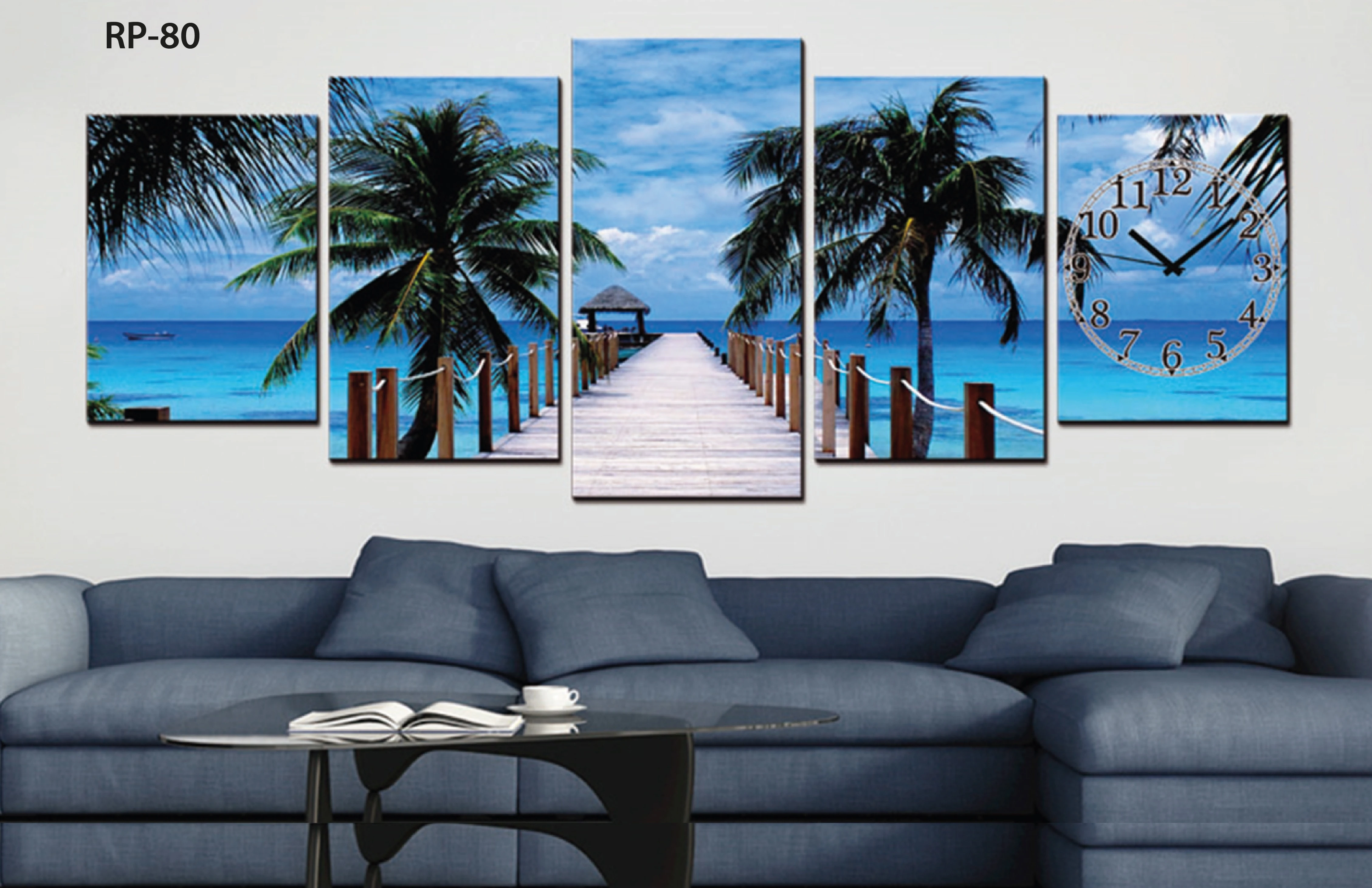 Reloj políptico de cinco paneles con paisaje marino, palmeras y pasarela de madera sobre fondo azul claro. Incluye esfera horaria integrada en el panel derecho.