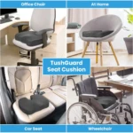 Almohada ergonómica de color gris oscuro con textura acolchada, mostrada en cuatro contextos: silla de oficina, sillón de sala, asiento de auto y silla de ruedas, destacando su adaptabilidad a diferentes superficies.