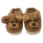 Pantuflas para niños en color café con diseño de perro, suela blanca y textura de peluche.