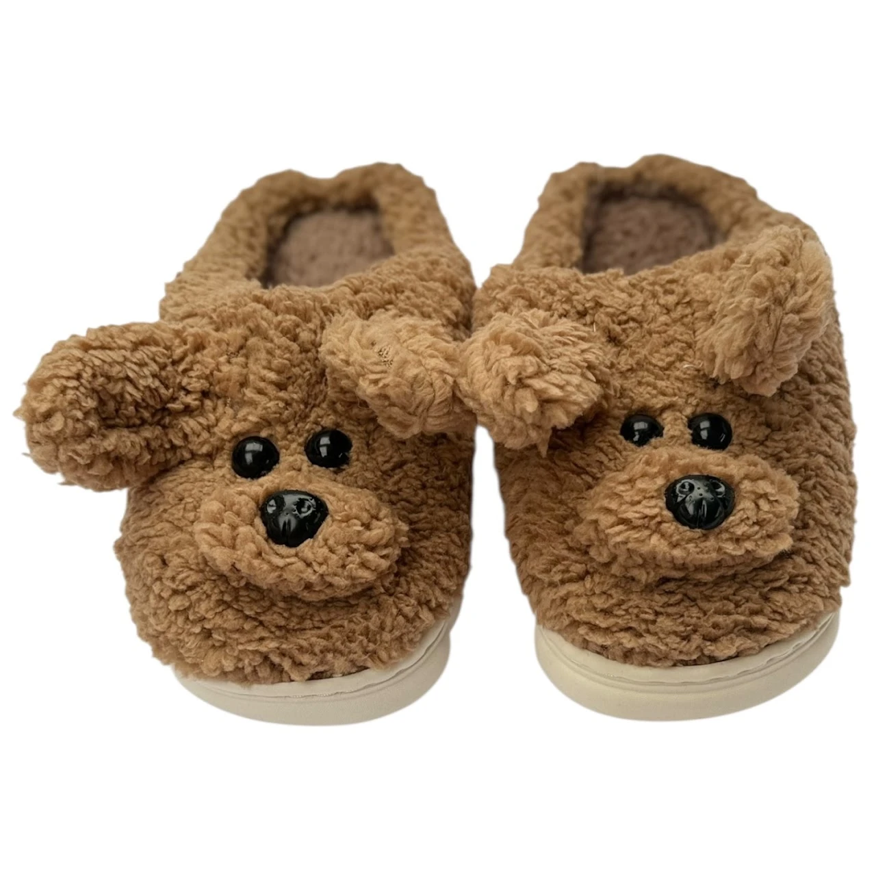 Pantuflas para niños en color café con diseño de perro, suela blanca y textura de peluche.