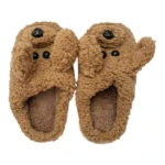 Pantuflas perrito café para niños, vista superior, textura de peluche, suela antideslizante y acolchado térmico.