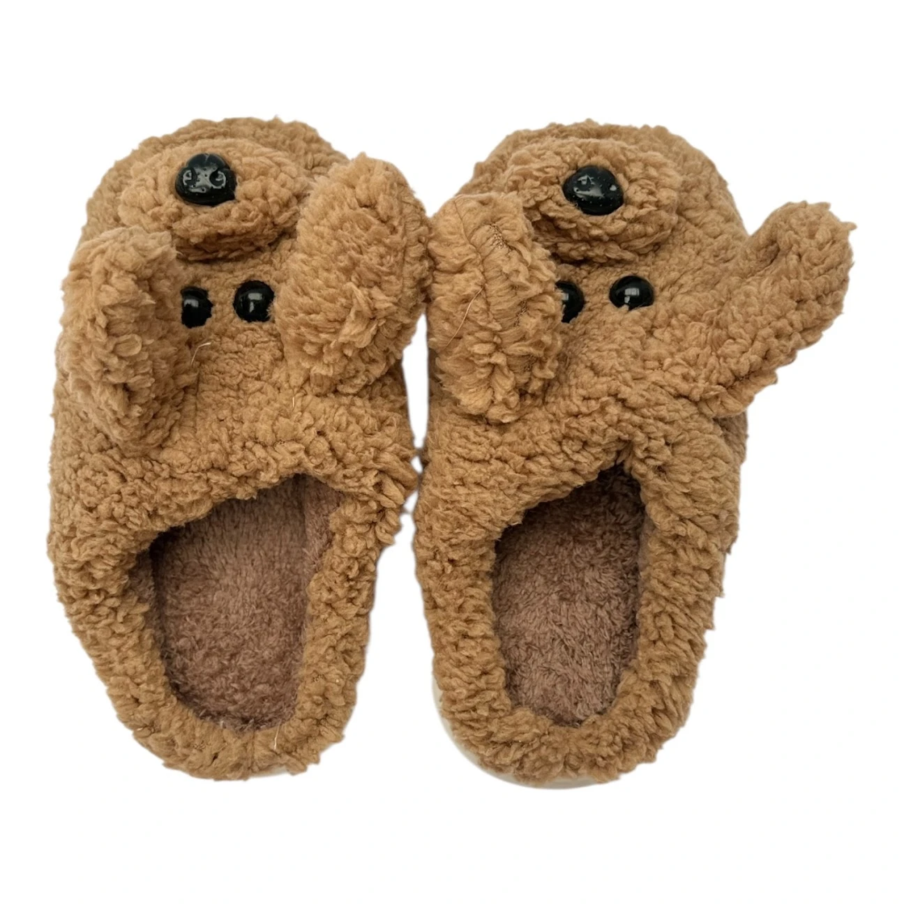 Pantuflas perrito café para niños, vista superior, textura de peluche, suela antideslizante y acolchado térmico.
